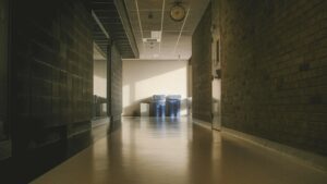 Couloir d'école vide