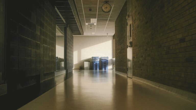 Couloir d'école vide