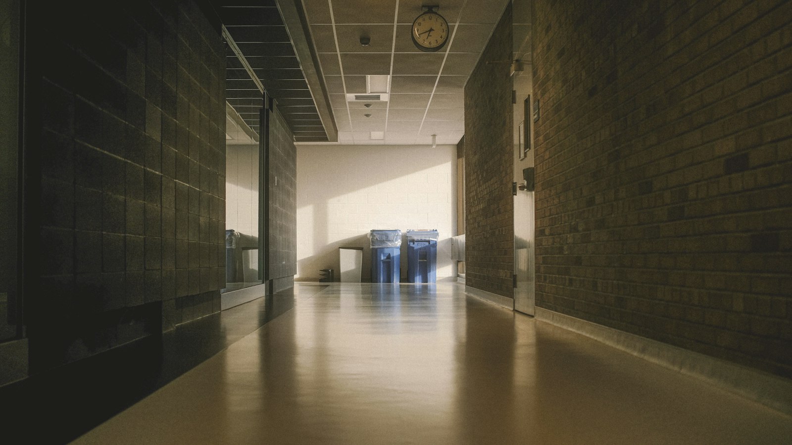 Couloir d'école vide