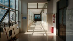 Couloir d'école vide