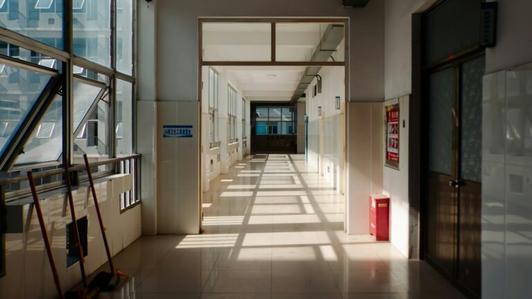 Couloir d'école vide