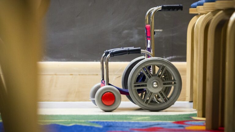Fauteuil roulant vide à côté d'une chaise