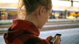 Jeune utilisant un smartphone