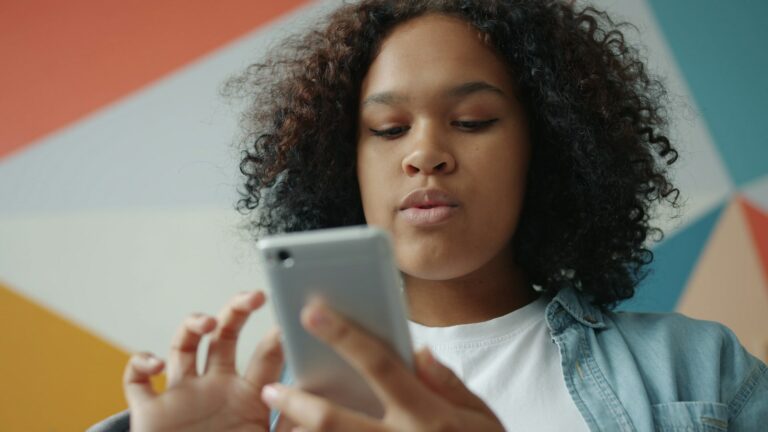 Jeune utilisant un smartphone