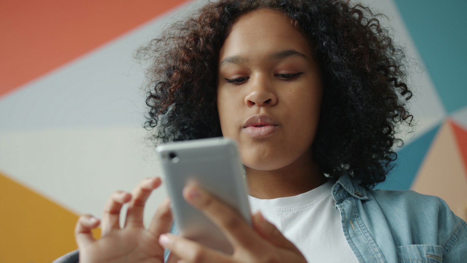 Jeune utilisant un smartphone