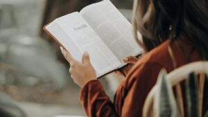 Enfant en train de lire