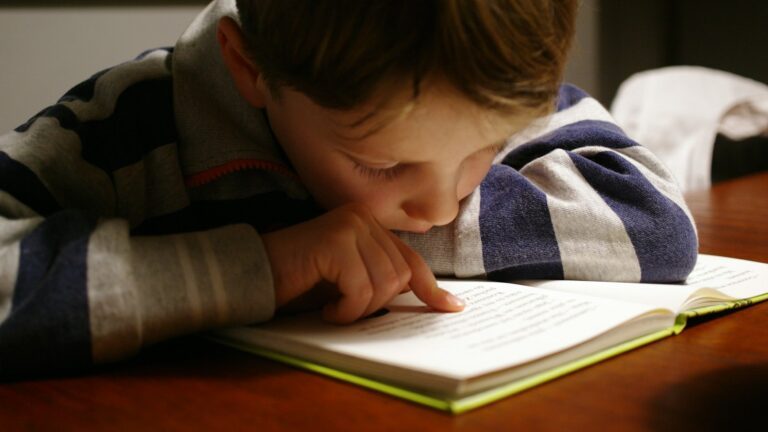 Enfant en train de lire