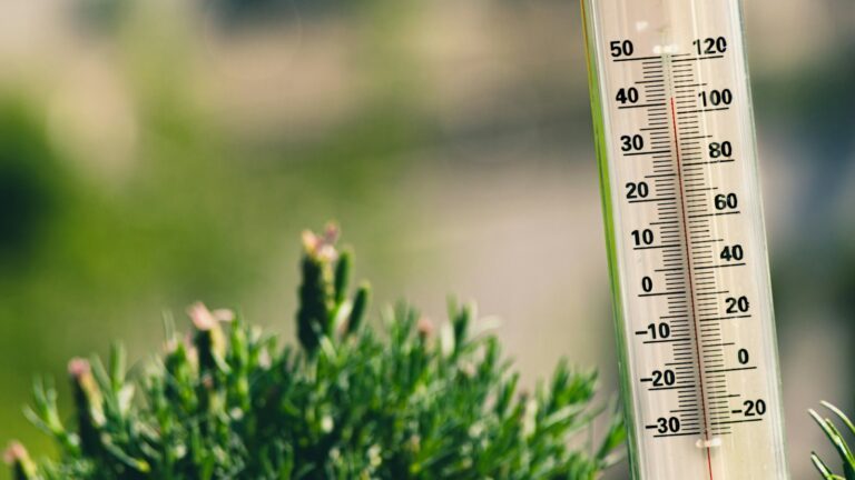 Thermomètre indiquant une forte chaleur