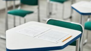 Bureau de classe vide avec une copie et un crayon