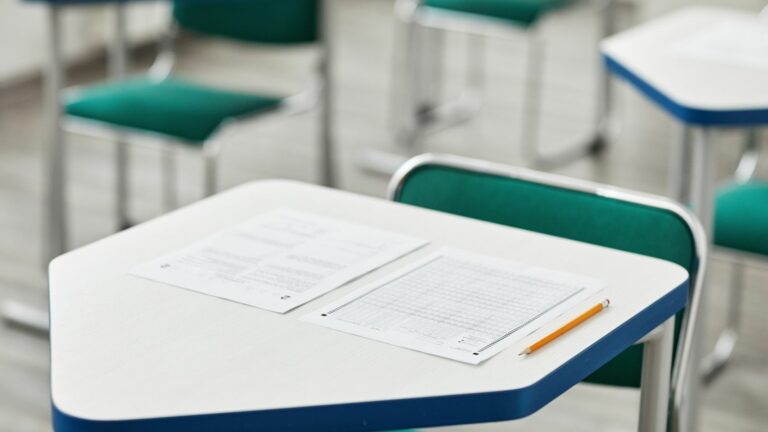 La police en dernier recours en cas d’absences scolaires injustifiées répétées : Valérie Glatigny défend cette mesure – RTL Info