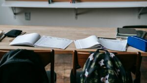 Bureau d’élève avec manuels, cahiers et sac à dos