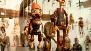 Marionnettes en bois suspendues à des fils