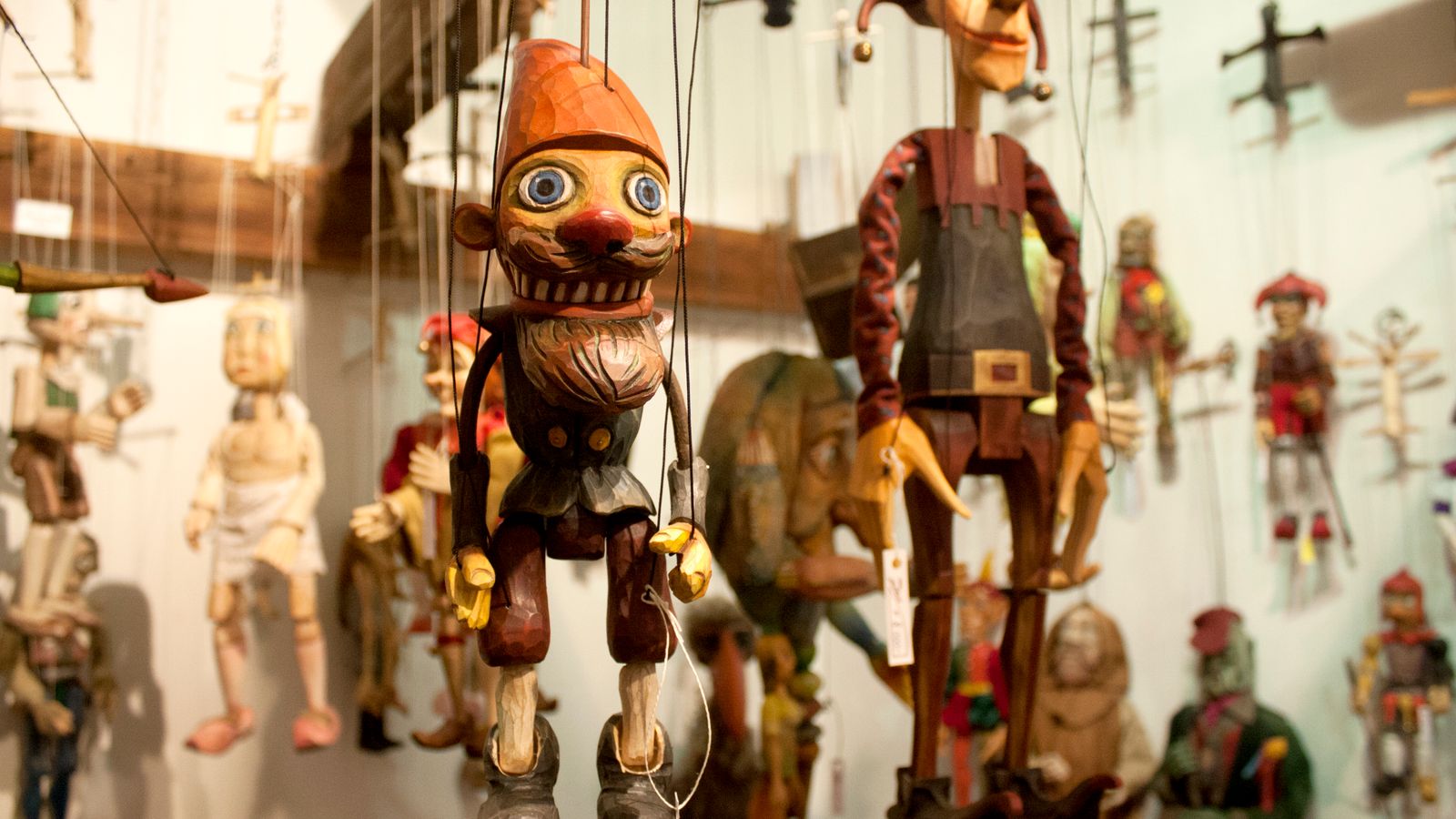 Marionnettes en bois suspendues à des fils