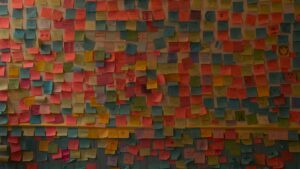 Notes autocollantes colorées sur un mur