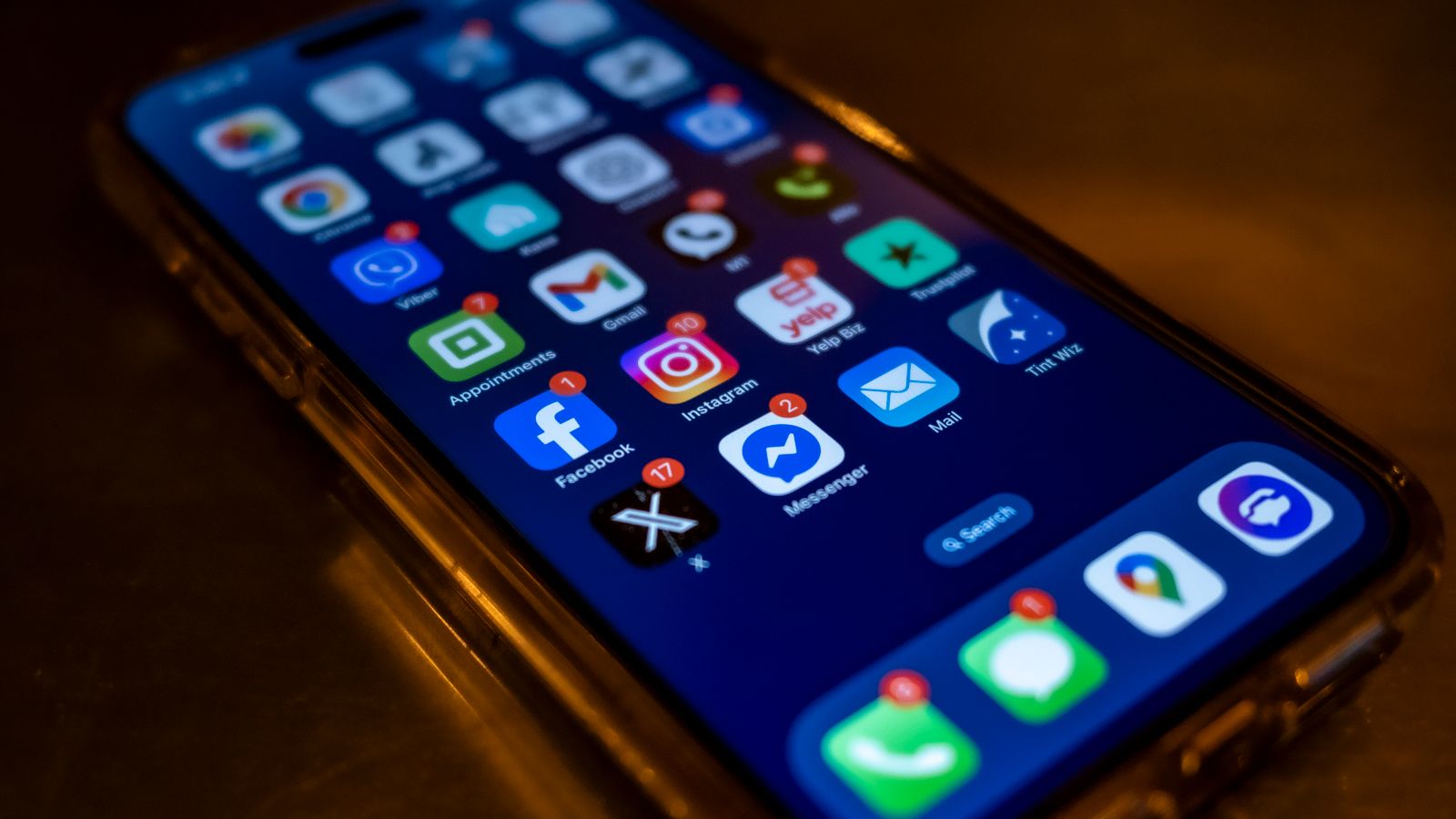 Écran de smartphone affichant des notifications de réseaux sociaux