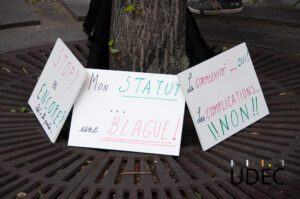 Pancartes des directions d’école posées au sol lors du rassemblement de l’UDEC en juin 2024