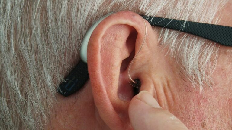 Appareil auditif discret porté derrière l’oreille