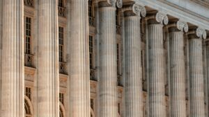 Façade d’un bâtiment public à colonnes