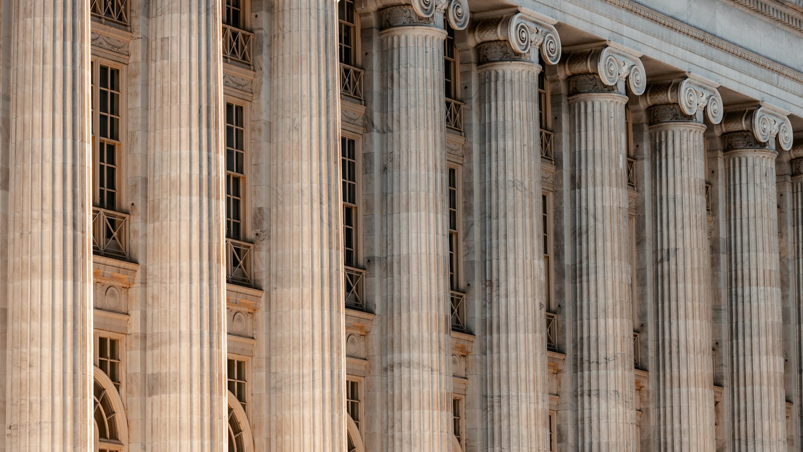Façade d’un bâtiment public à colonnes