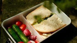 Boîte à tartines avec un sandwich et des légumes