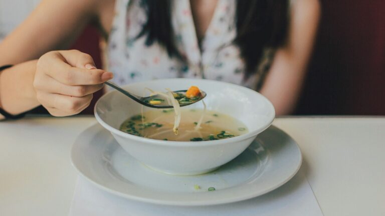 Saint-Gilles : l’enseignant en grève de la faim pour défendre les repas scolaires a mis fin à son action – BX1