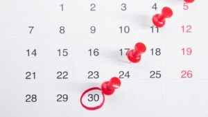 Calendrier avec des punaises rouges