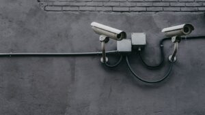 Deux caméras de surveillance fixées à un mur