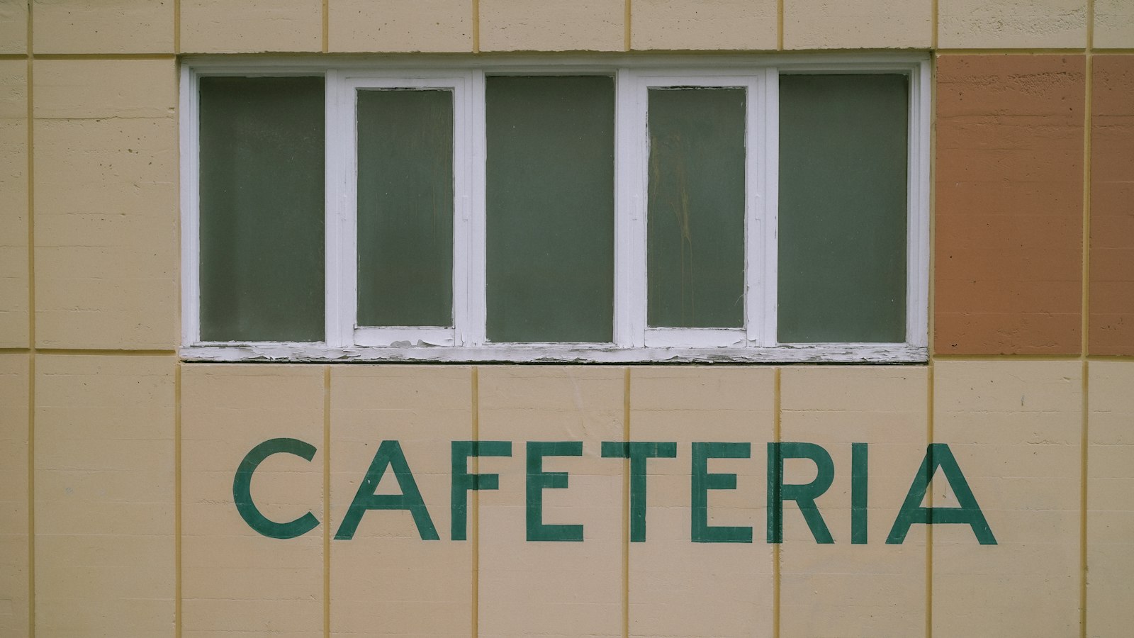 Façade d'un bâtiment avec l'enseigne « Cafeteria »