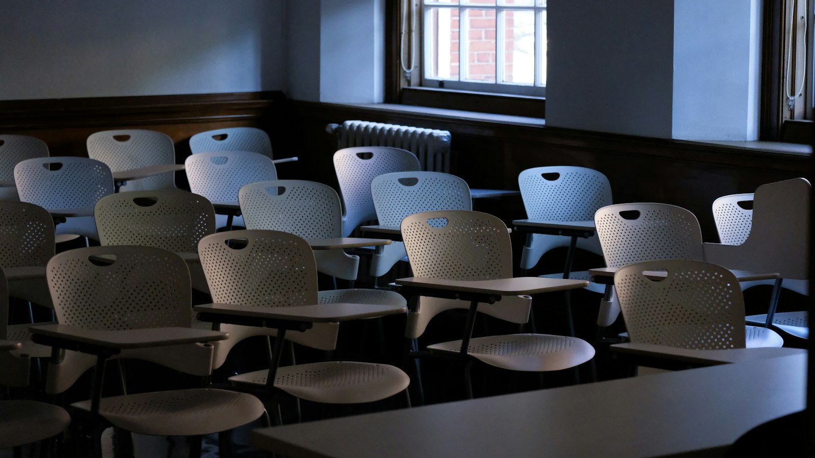 Rangées de chaises vides dans une salle de classe
