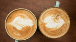 Deux tasses de café posées sur une table en bois
