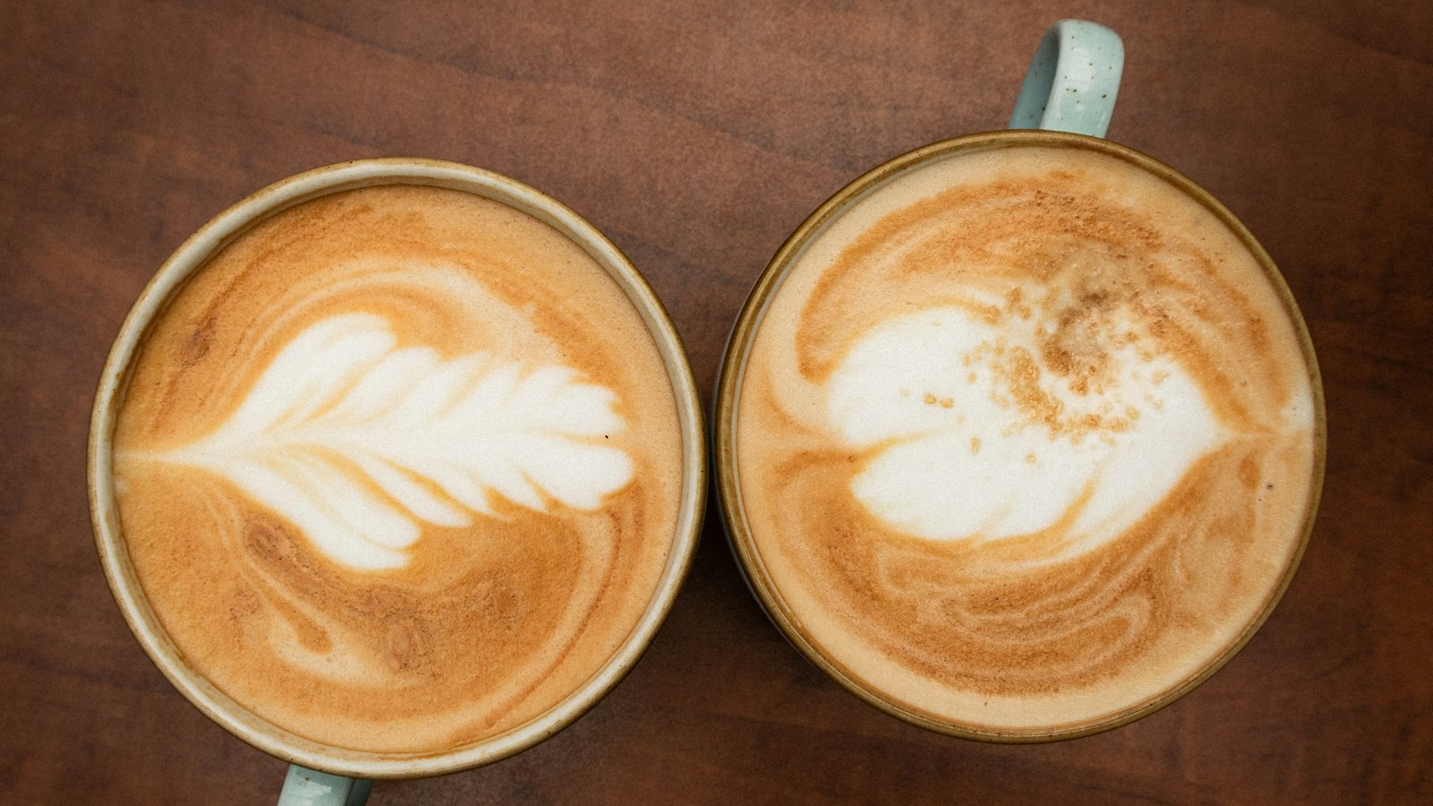 Deux tasses de café posées sur une table en bois