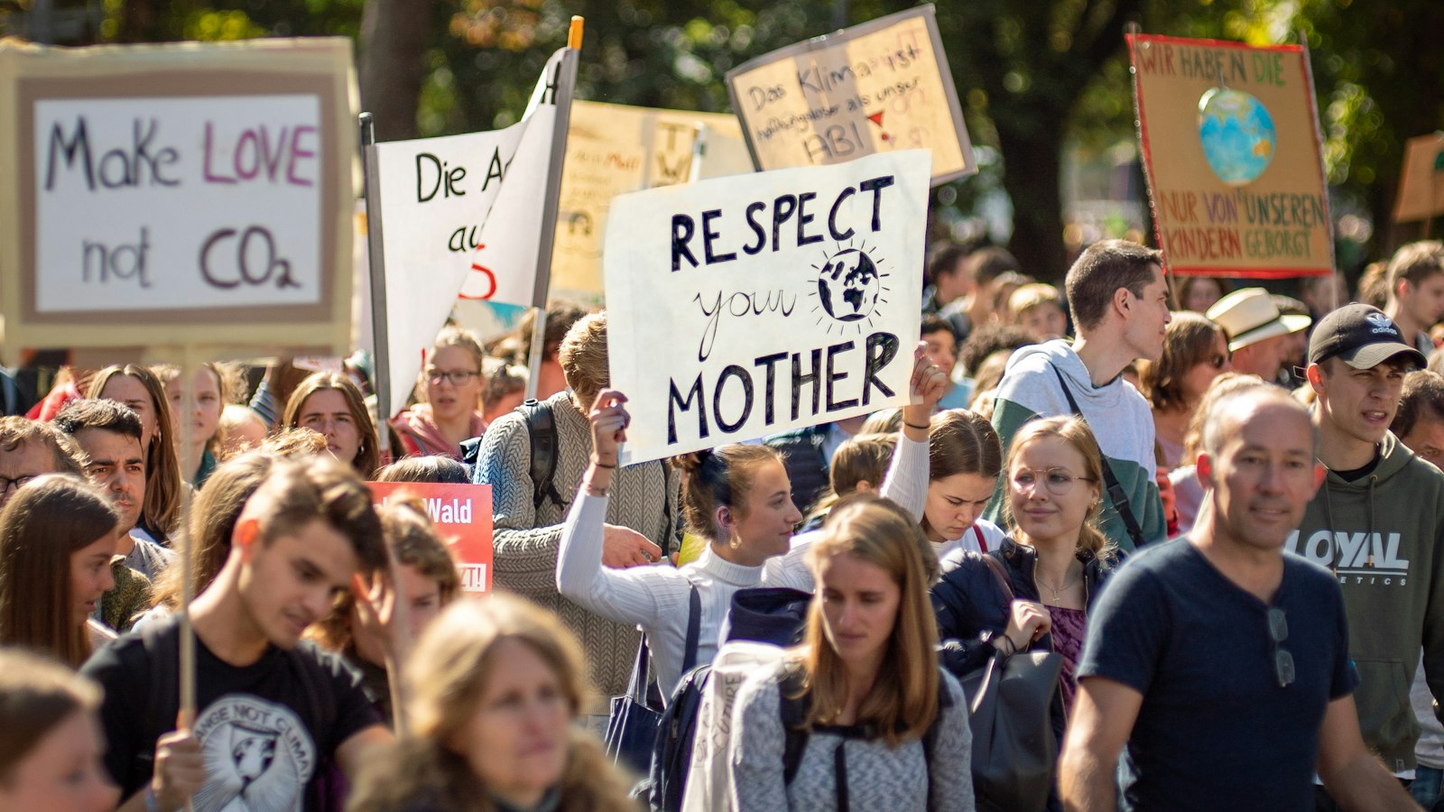 Élèves manifestant dans la rue avec des pancartes