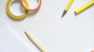 Fournitures scolaires : stylos, crayon et rubans adhésifs