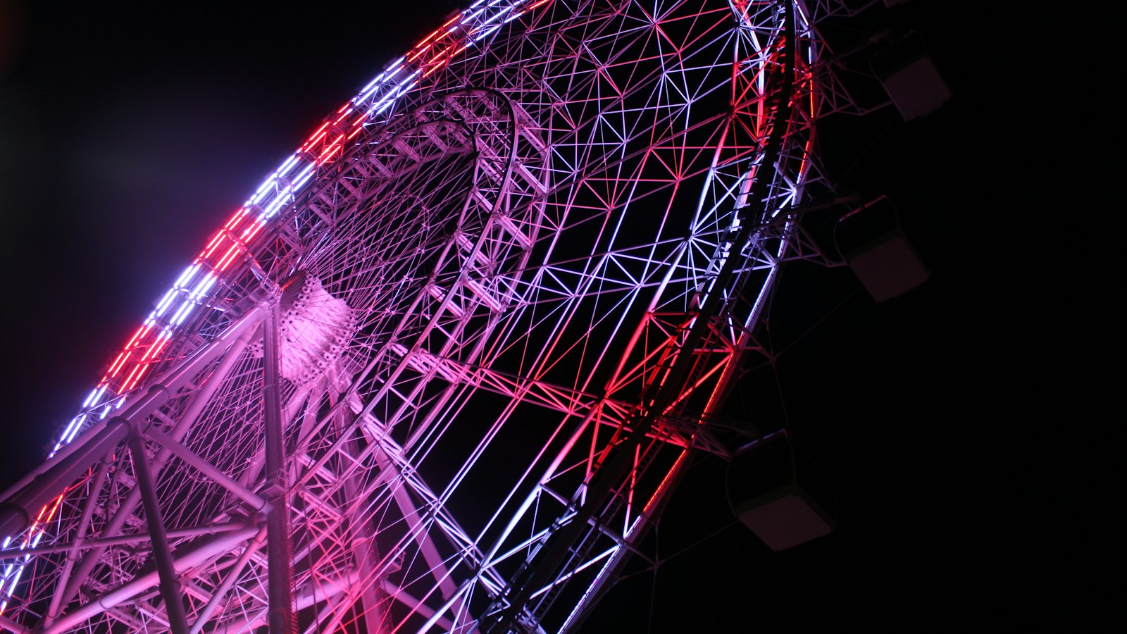 Grande roue de foire illuminée la nuit