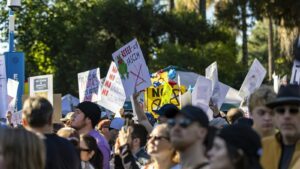Jeunes manifestants brandissant des pancartes