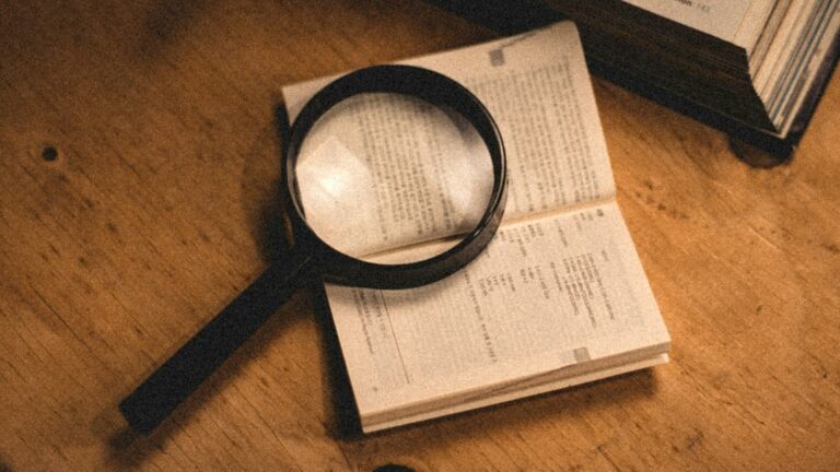 Loupe posée sur un livre ouvert