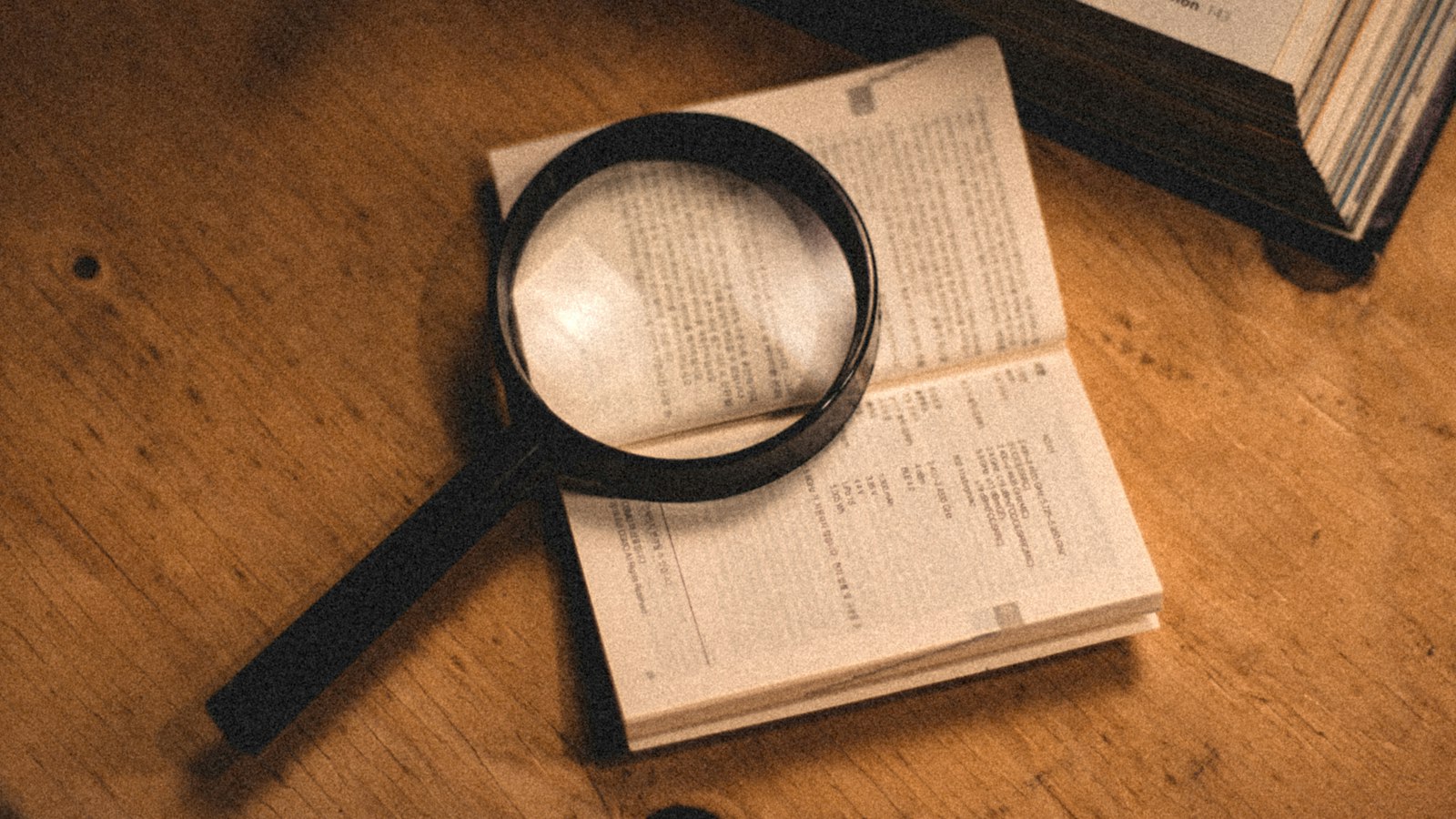 Loupe posée sur un livre ouvert