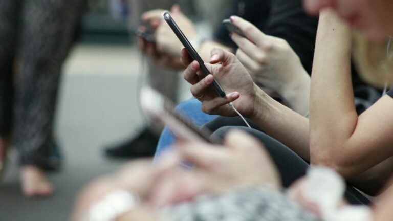 Trop de réseaux sociaux : et si les parents faisaient équipe avec leurs enfants ? – RTBF Actus