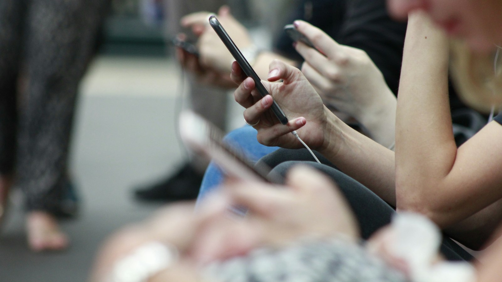 Rangée de mains tenant des smartphones