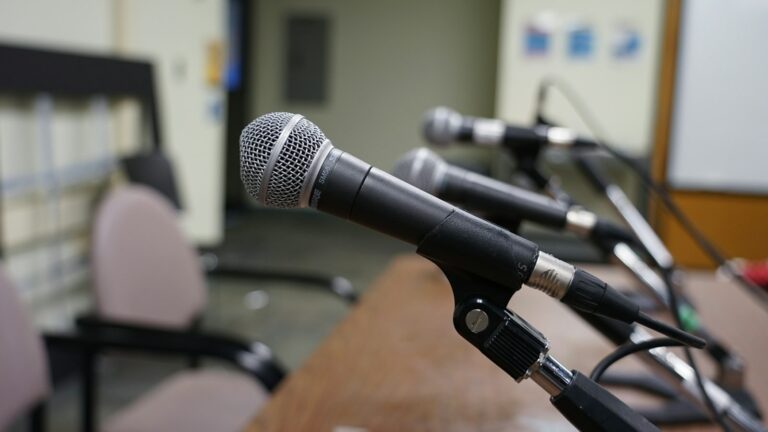 Budget 2027 FWB : le gouvernement reste sourd à la détresse de la population, juge l’opposition – RTBF Actus