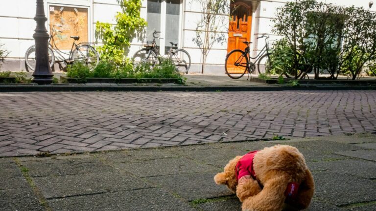 « Lâchez-le, il pleure » : un enfant mis à l’écart de la manifestation par un policier armé d’une matraque – RTL Info