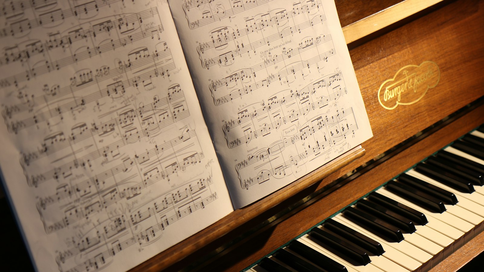 Partition posée sur un piano