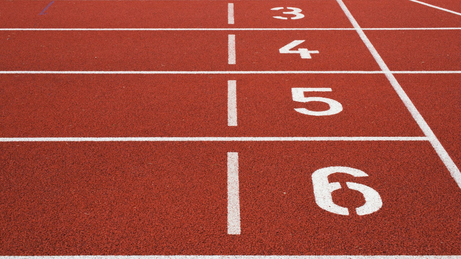 Piste d’athlétisme rouge avec couloirs numérotés