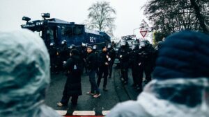 Policiers en tenue anti-émeute lors d'une manifestation