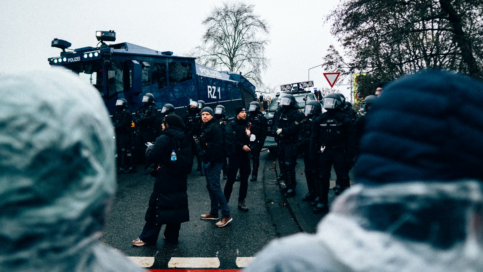 Policiers en tenue anti-émeute lors d'une manifestation