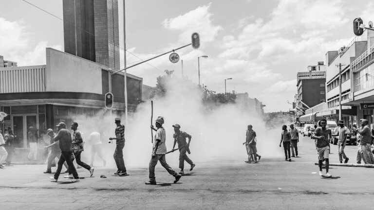 Manifestations des élèves à Liège : un abribus incendié mais retour au calme – RTBF Actus