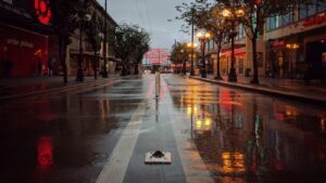 Rue mouillée en ville au crépuscule