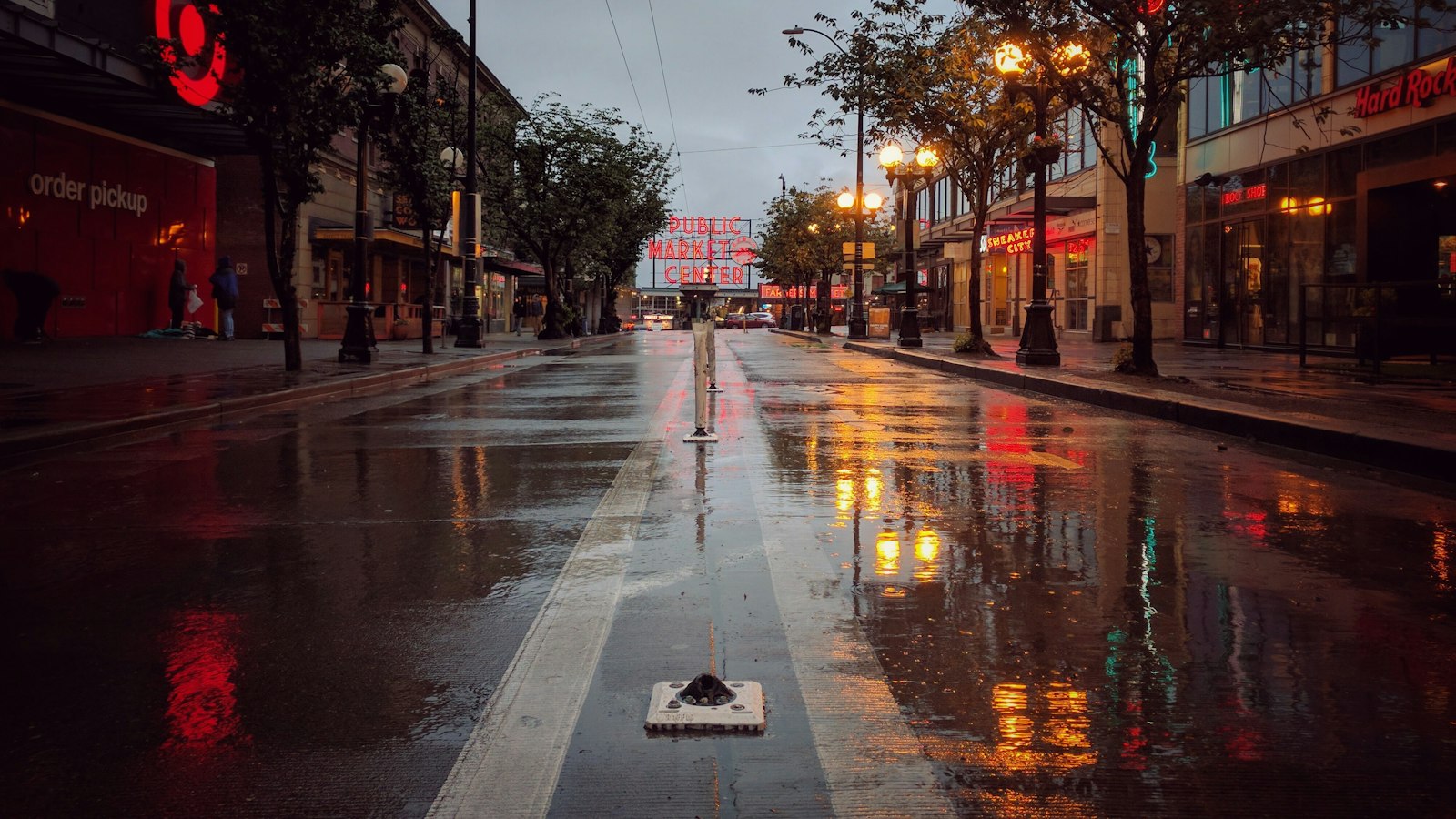 Rue mouillée en ville au crépuscule