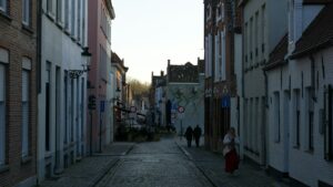Rue pavée bordée de bâtiments anciens