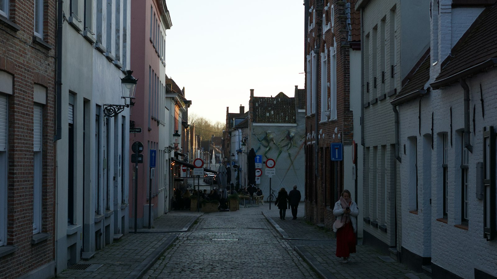 Rue pavée bordée de bâtiments anciens